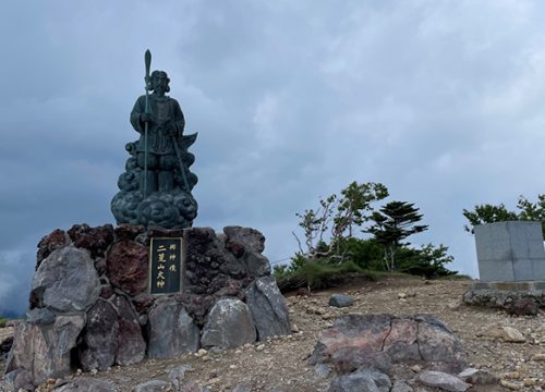 男體山