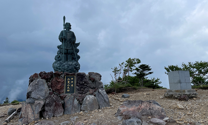 男體山